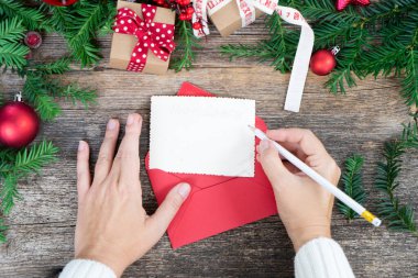 Noel hediyesi vermek ve sıfır atık konsepti. Birisi yılbaşı hediyesi olarak mektuba el yazması. Boşluğu kopyala