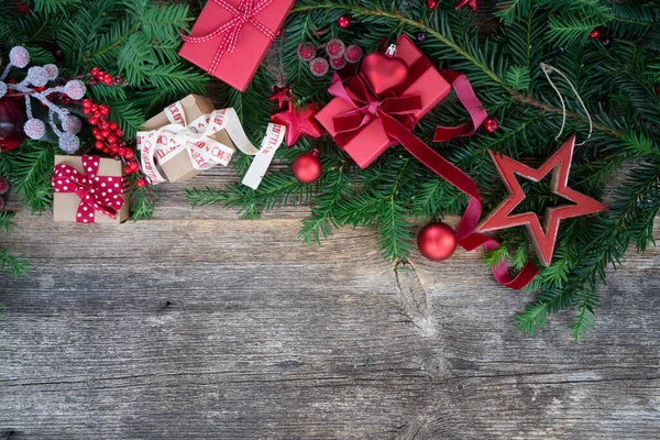 クリスマスプレゼントと廃棄物ゼロコンセプト クリスマスギフトボックスを包んだ コピースペースと木製の背景の境界線 — ストック写真