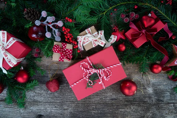 Weihnachtsgeschenk Stapel Verpackter Weihnachtsgeschenkboxen Rand Auf Holzhintergrund Ansicht Von Oben — Stockfoto