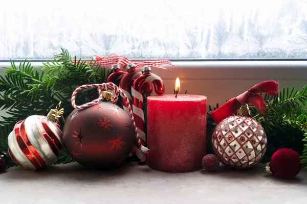 Vánoční Červená Zelená Dekorace Adventní Svíčkou Okenní Síle — Stock fotografie