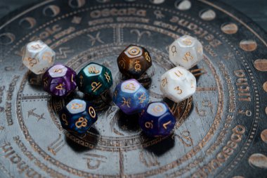 Kehanet zarlarıyla birlikte burç çemberi. Falcılık ve astroloji kavramları, sihirli ritüeller ve dışa dönük deneyimler