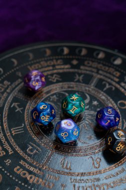 Kehanet zarlı burç çemberi. Falcılık ve astroloji kehanetleri, sihirli ritüeller ve dışsal deneyimler.