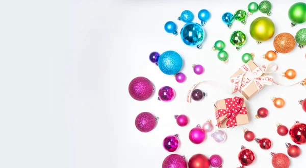 Kleurrijke Kerst Levensstijl Frame Van Veelkleurige Regenboog Kerst Decoraties Bovenaanzicht — Stockfoto