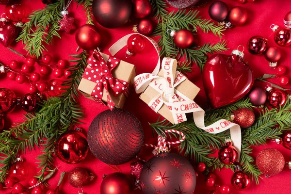Monochrome Rode Kerst Levensstijl Vakantie Decoraties Geschenkdozen Met Cadeaus Bovenaanzicht — Stockfoto