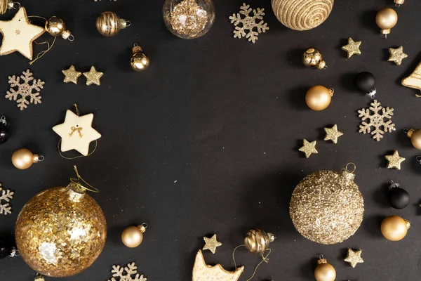 黒を背景にジンジャーブレッドクッキーと黄金のクリスマスの装飾 コップスペースとお祝いの豪華な背景フレーム — ストック写真
