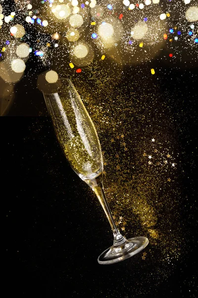 Noel Bir Bardak Mutlu Yıllar Bokeh Siyah Arka Planda Şampanya — Stok fotoğraf
