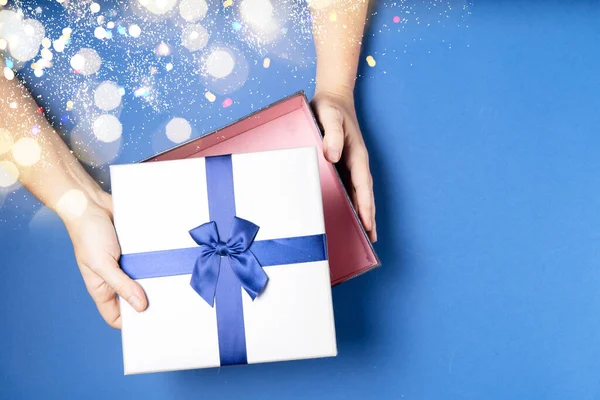 クリスマスフラットレイシーンとともに手保持ギフトボックスで古典的な青色でBokeh — ストック写真