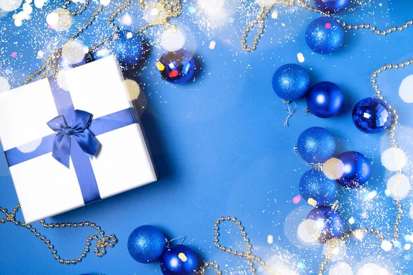 Χριστουγεννιάτικη Επίπεδη Lay Σκηνή Κουτί Δώρου Και Πλαίσιο Γυάλινες Μπάλες — Φωτογραφία Αρχείου