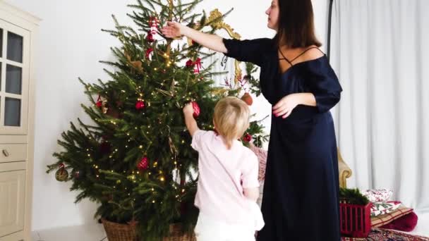 Anne Oğul Eski Yılbaşı Ağacını Süslüyorlar — Stok video