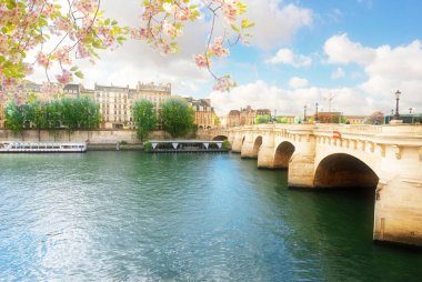 Pont Neuf ve nehir Seine suları, bulutlu mavi bahar gökyüzü, Paris, Fransa