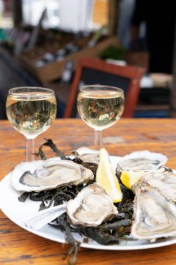 Fransa, Parice 'de çiftçi pazarında istiridyeli degustation tabakları