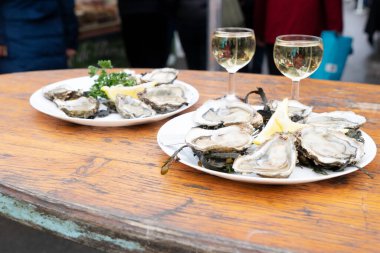 Fransa, Parice 'de çiftçi pazarında taze istiridye tabakları