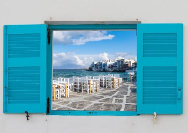 Yunanistan 'ın Mykonos Adası' nın Little Venice semtinde deniz kenarında kafesi olan pencereler