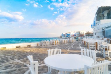 Yunanistan 'ın Mykonos Adası' nın Little Venice semtindeki sahil kafe