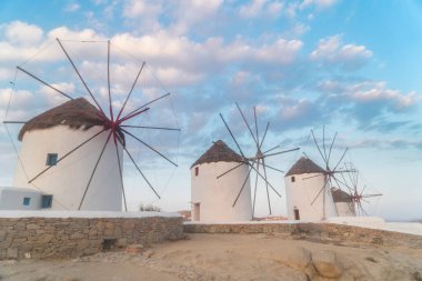Mykonos adasının ünlü yel değirmeni ve Yunanistan 'ın Mykonos adasındaki deniz manzaralı şehir.