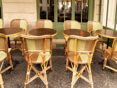 rahat kafe, Paris, Fransa ile romantik Parisli sokak görünümü