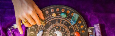 Astrolog ellerinin en iyi görüşü kaderin habercisidir. Astrolojik tahmin, mistisizm ve bilim konsepti. Astrolojik arkaplan.