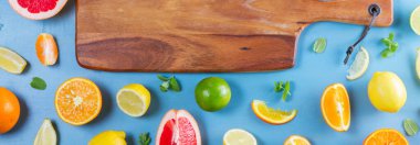 mavi arka plan - narenciye gıda kare desen çeşitli narenciye nane ile yaprakları, ahşap kesme tahtası üzerinde kopya alanı