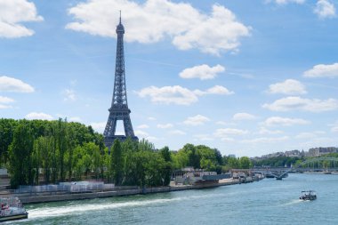Yaz günü Paris, Fransa 'da Eyfel Kulesi ve Seine nehir kıyısı