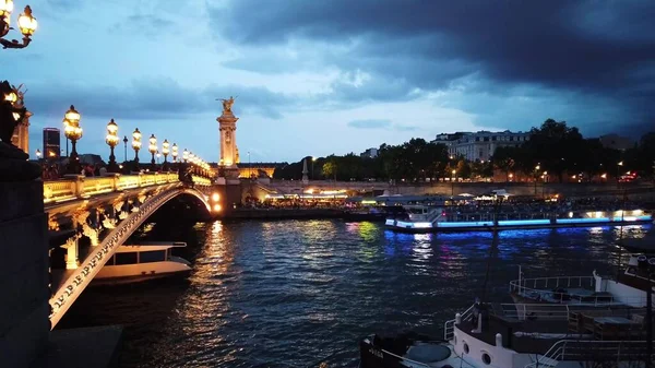 紫罗兰色夜晚经过著名的亚历山大三世桥的船只 — 图库照片