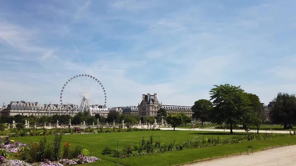 Zomervakantie Parijs Timelaps Van Tuileries Tuinen Met Veerwiel Voor Louvre — Stockfoto