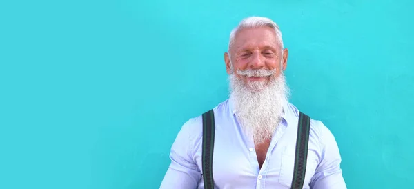 Glad Senior Man Utomhus Kommunicera Videosamtal Titta Kameran Och Leende — Stockfoto