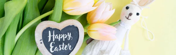 Scena Wielkanocna Tulipanami Króliczkiem Płaski Leżał Jasnożółtym Tle Happy Easter — Zdjęcie stockowe