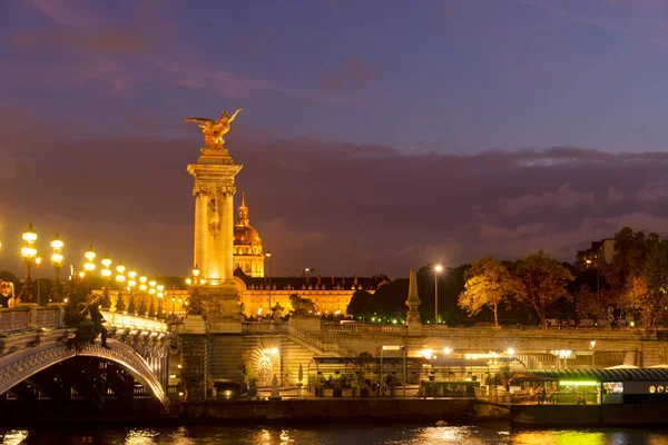 Відомих Міст Олександр Iii Освітлені Вночі Париж Франція — стокове фото