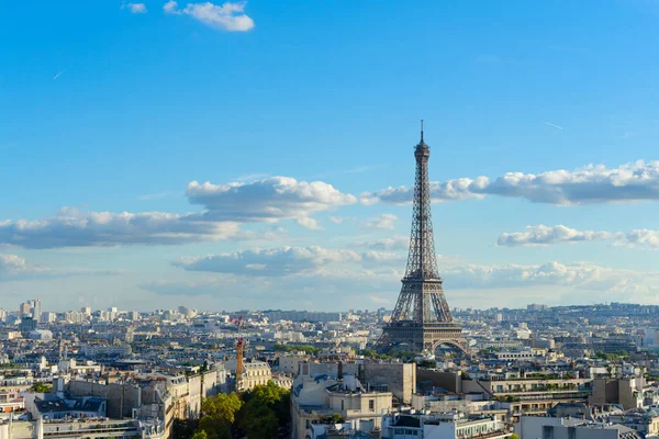 法国巴黎著名的埃菲尔铁塔和巴黎屋顶全景 — 图库照片