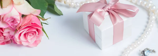Κουτί Δώρου Ροζ Κορδέλα Κοσμήματα Και Τριαντάφυλλα Στο Τραπέζι Λευκό — Φωτογραφία Αρχείου