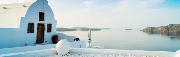 Красивые Детали Острова Санторини Типичный Дом Белыми Стенами Синей Морской — стоковое фото