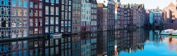 Scène Amsterdam Avec Canal Damrak Avec Maisons Bateaux Typiquement Hollandais — Photo