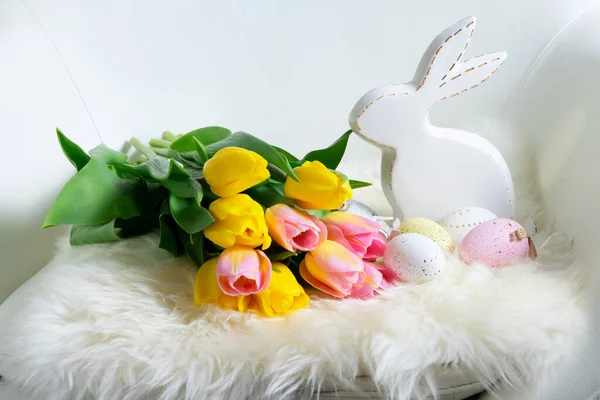 Tavşanlı Paskalya Yumurtaları Taze Lale Çiçekleri Yaklaş — Stok fotoğraf