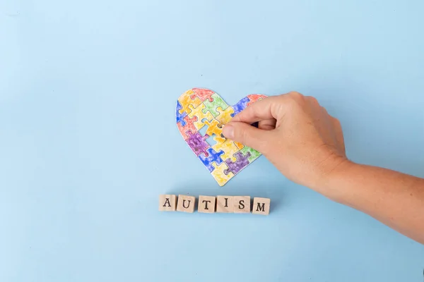 자폐증 인식의 조각맞추기 퍼즐을 손으로 — 스톡 사진