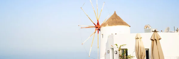 Oia サントリーニ島の白いギリシャの村の伝統的な風車 ギリシャ — ストック写真