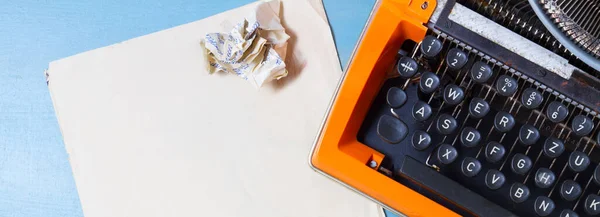 Arbeitsbereich Mit Orangefarbener Vintage Schreibmaschine Und Leerem Papier Auf Blauem — Stockfoto