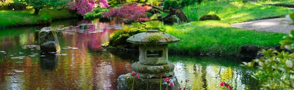 Kalme Water Van Vijver Het Voorjaar Bloeiende Bomen Japanse Tuin — Stockfoto