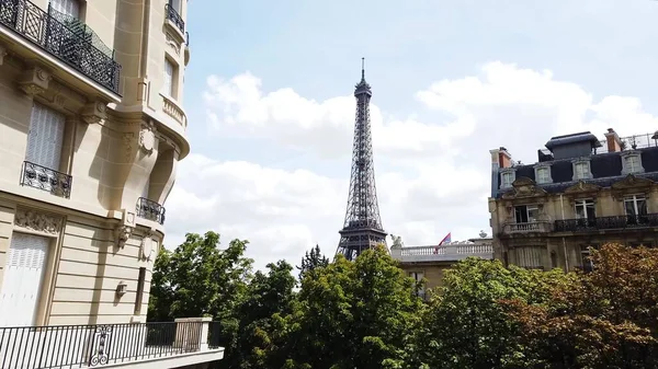 Famoso Monumento Torre Eiffel Calle Verano París Bandera Francia Aves —  Fotos de Stock