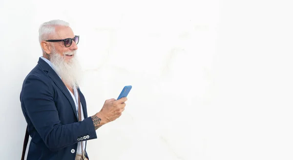 Homme Hipster Senior Raisonnant Les Médias Sociaux Dans Téléphone Sur — Photo