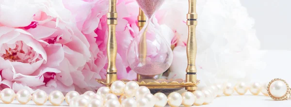 Jahrgangsglas Perlen Und Frische Pfingstrosenblüten Auf Weißem Lederhintergrund — Stockfoto