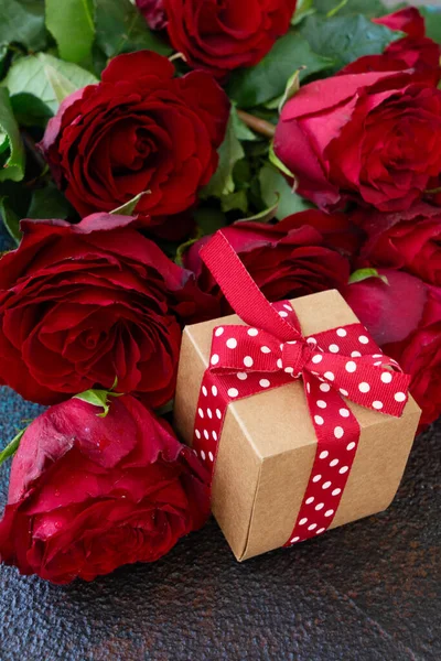 Szkarłatny Bukiet Czerwonych Róż Pudełkiem Prezenty Walentynki Tło — Zdjęcie stockowe