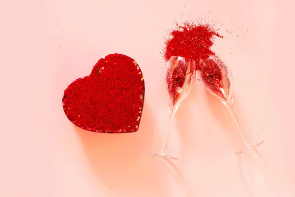 День Святкування Дня Святого Валентина Два Келихи Подарункова Коробка Серця — стокове фото