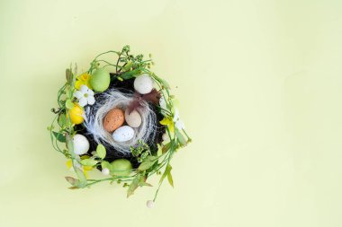 Yuvasında renkli yumurtalar olan Paskalya sahnesi, fotokopi alanı olan üst manzara