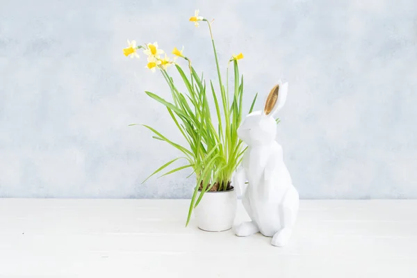 Velikonoční Hon Vajíčka Velikonočním Bílým Zajíčkem Narcisy Hrnci — Stock fotografie
