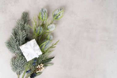 Gri arkaplanda hediye kutusuyla gümüş ve deniz mavisi süslemeleri, boşluğu kopyala