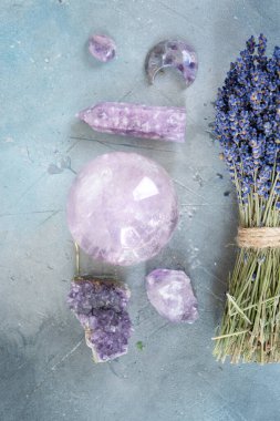 Gemstone mineralleri, kuru lavantalı taşlar ve dikilitaşları. Büyücülük, bitkisel tıp ve iyileştirme, Reiki Kristal Ayini için Sihirli İyileştirme Kayası, cadılık, ruhsal esrarengiz uygulama