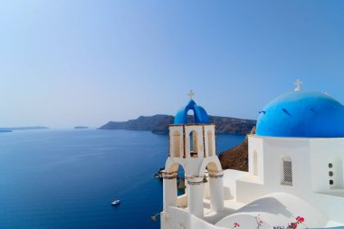 Yunanistan 'ın deniz ve kalderasına karşı mavi kubbeleri olan geleneksel Yunan köyü Santorini Oia
