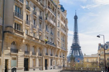Meşhur Eyfel Kulesi ve yazın Paris şehri, güneşli Paris Fransa