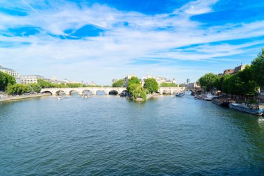 Köprü üzerindeki eski Paris şehri Pont Neuf ve Seine nehri, Paris, Fransa