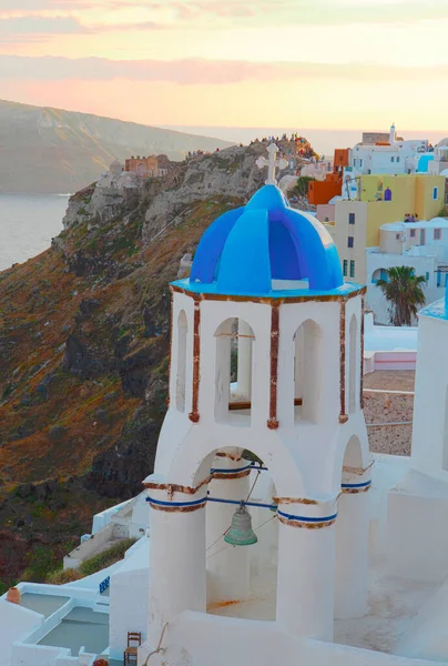 Tradycyjna Grecka Wioska Oia Santorini Dzwonnica Niebieską Kopułą — Zdjęcie stockowe